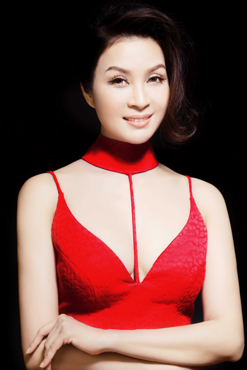 Với điểm nhấn là bộ trang phục ôm sát cơ thể giúp MC Thanh Mai khoe vóc dáng thon gọn như thiếu nữ cùng nhan sắc quyến rũ vạn người mê…